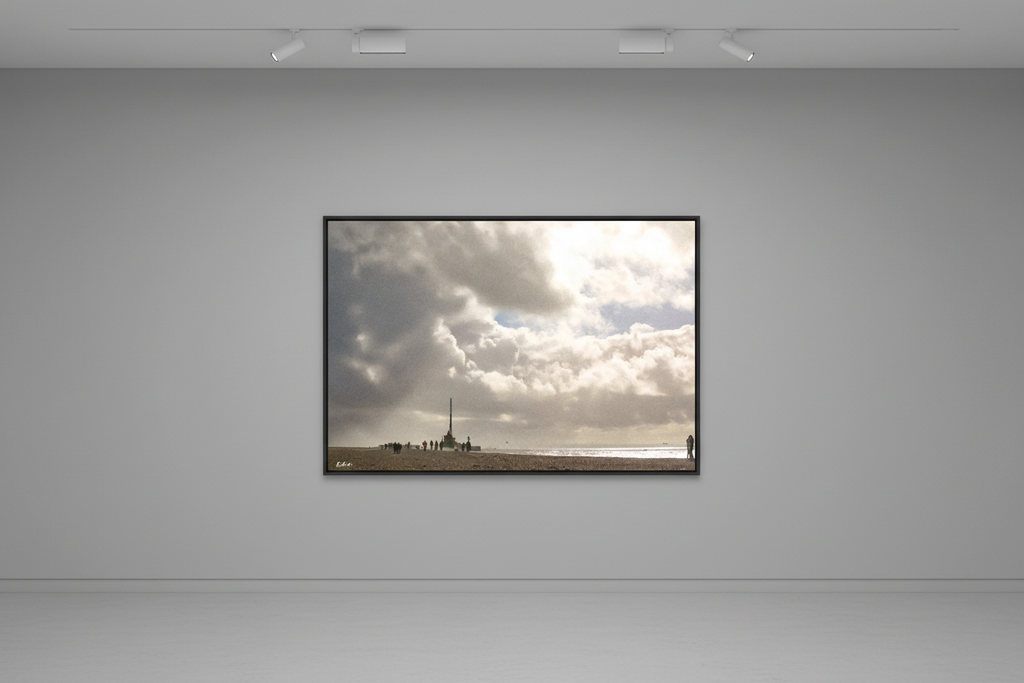 Sous le Ciel de la Manche — photographie Fine Art encadrée en situation | Bybadr