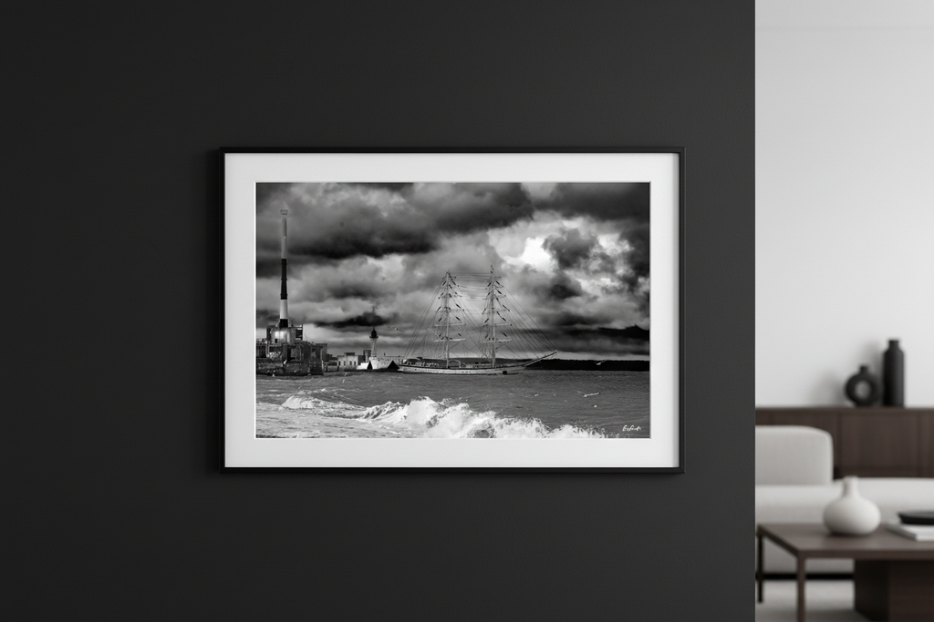 Tempête à l'Entrée du Port — photographie Fine Art encadrée en situation | Bybadr