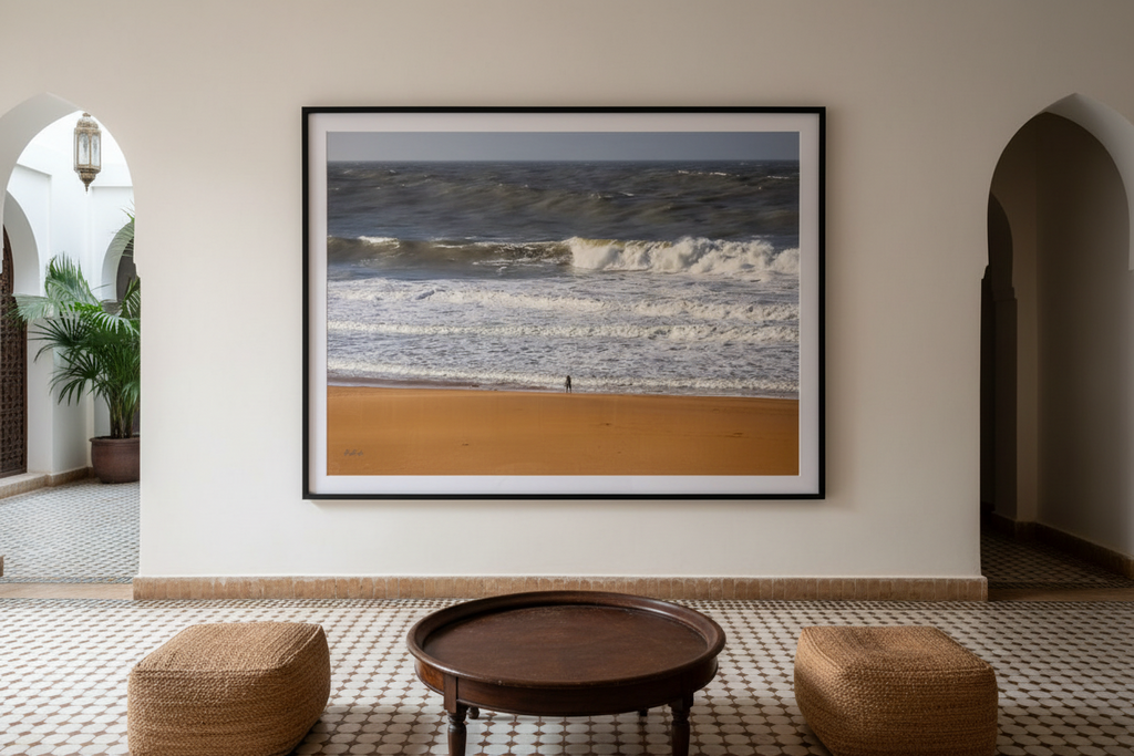 L'Homme et la Vague — photographie Fine Art encadrée dans un Riad moderne | Bybadr
